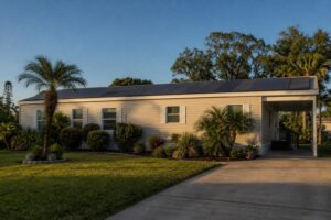 Manufactured home in Florida with rooftop solar panels installed
